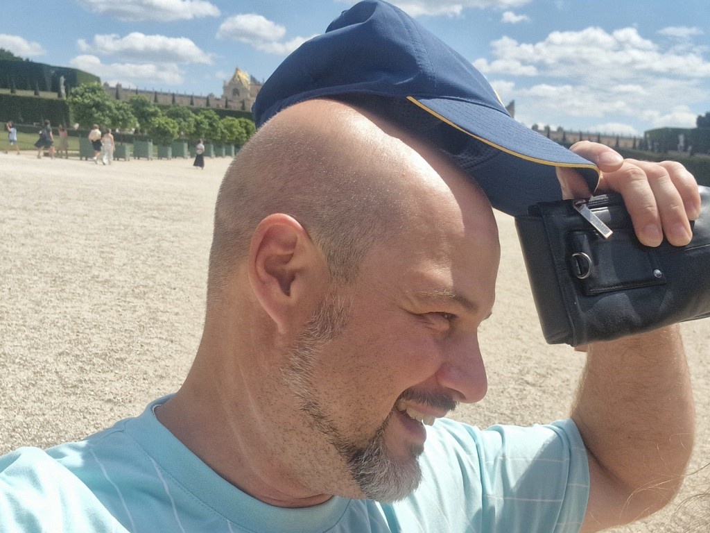 Mann mit Mütze und Tasche
